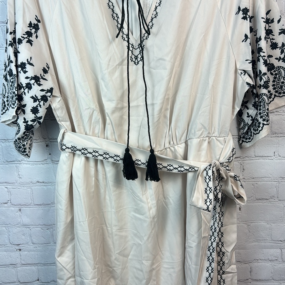 BloomChic Cream and Black Embroidered Look Pocket Dress Plus Size 2X - Picture 4 of 6